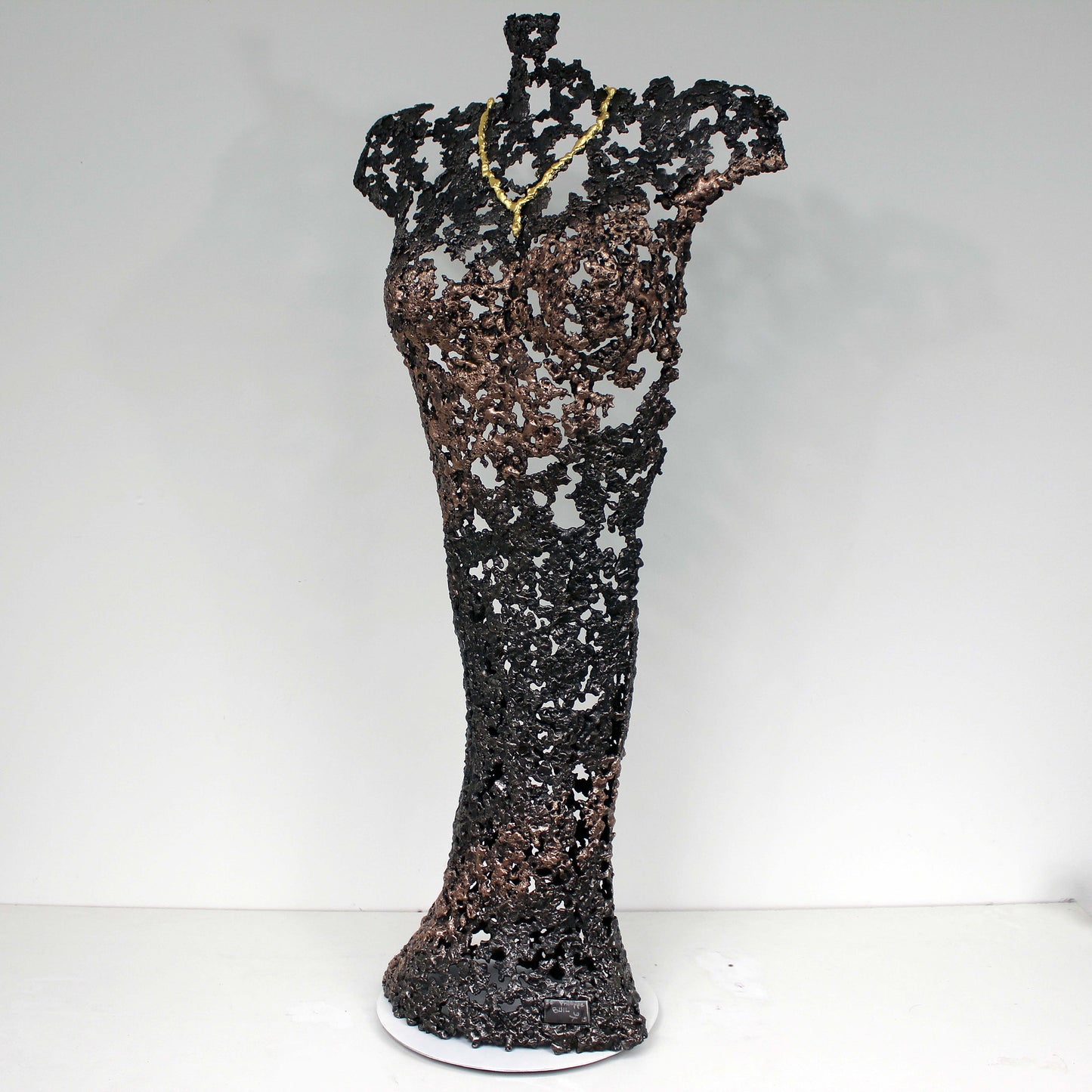 Belisama Hopefully - Sculpture corps femme dentelle Acier bronze et collier feuilles or - Buil