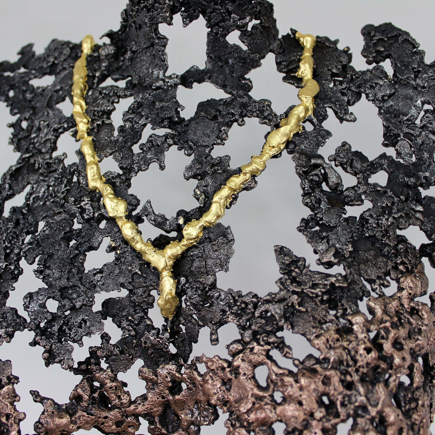 Belisama Hopefully - Sculpture corps femme dentelle Acier bronze et collier feuilles or - Buil