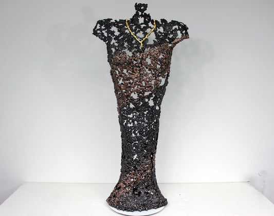 Belisama Hopefully - Sculpture corps femme dentelle Acier bronze et collier feuilles or - Buil