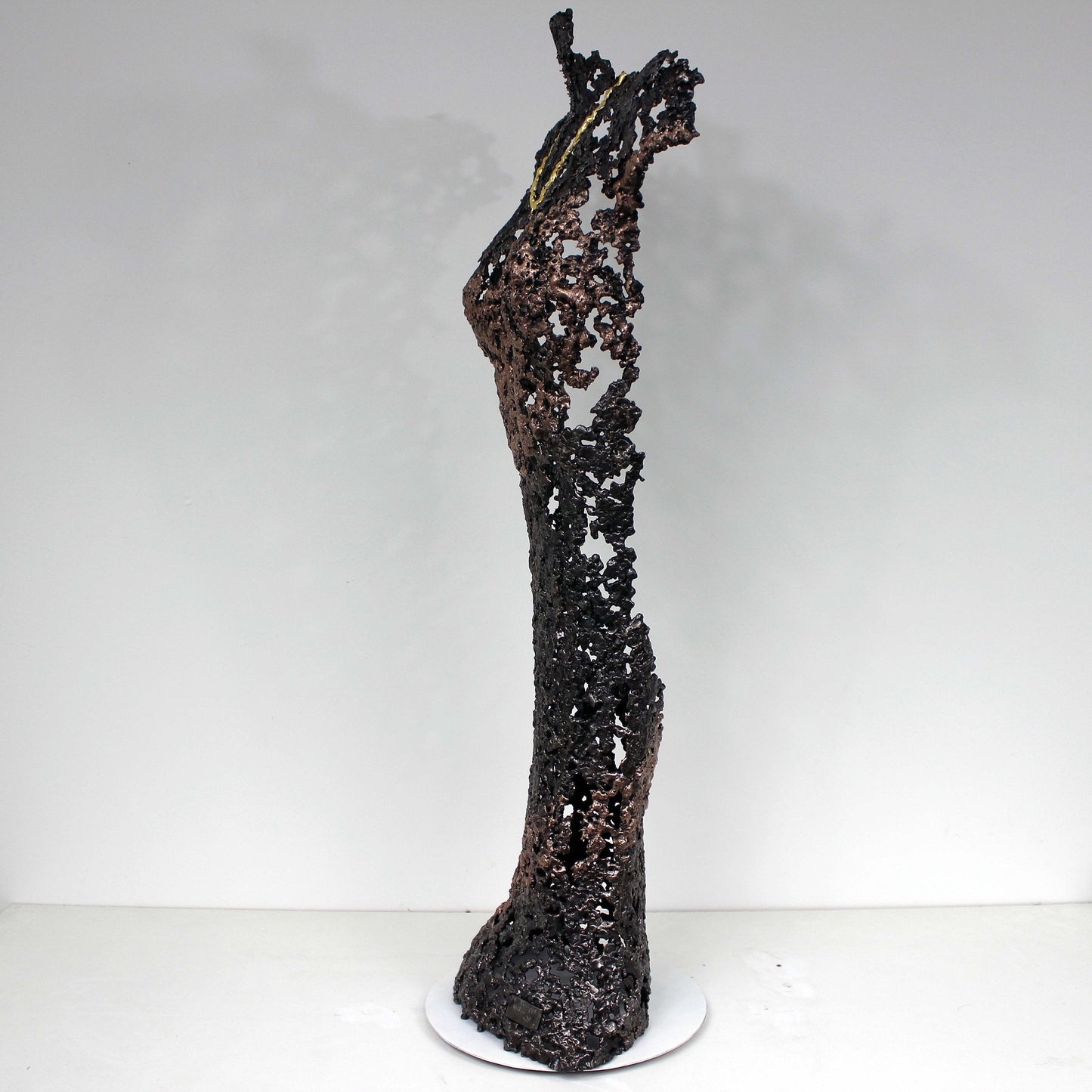 Belisama Hopefully - Sculpture corps femme dentelle Acier bronze et collier feuilles or - Buil