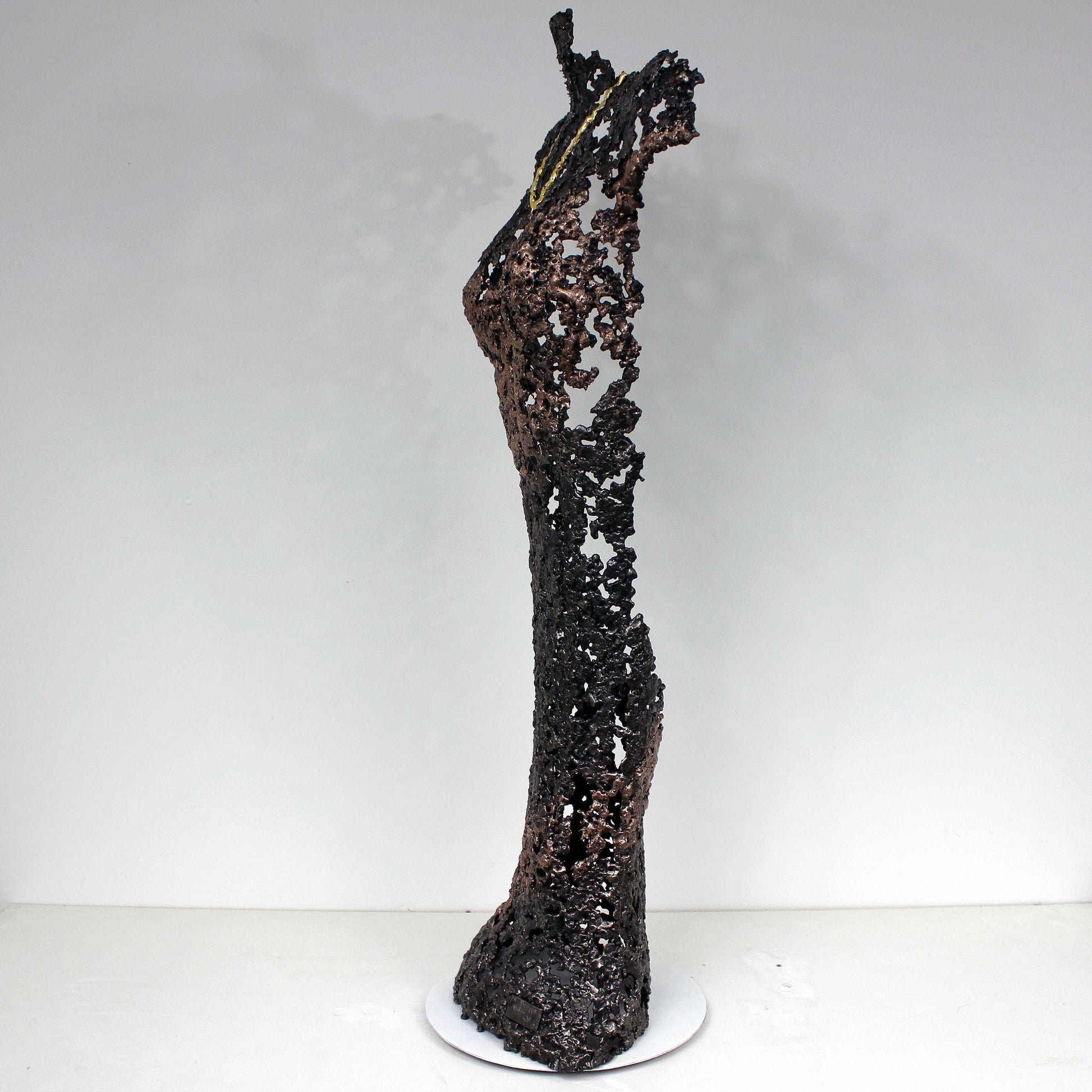 Belisama Hopefully - Sculpture corps femme dentelle Acier bronze et collier feuilles or - Buil