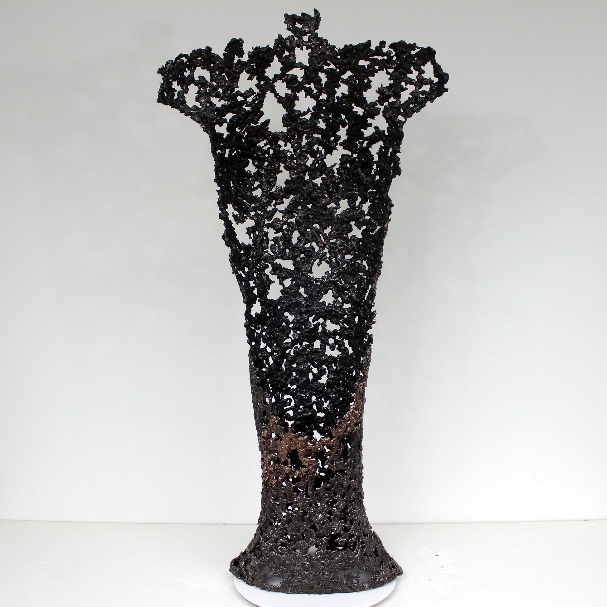 Belisama Hopefully - Sculpture corps femme dentelle Acier bronze et collier feuilles or - Buil