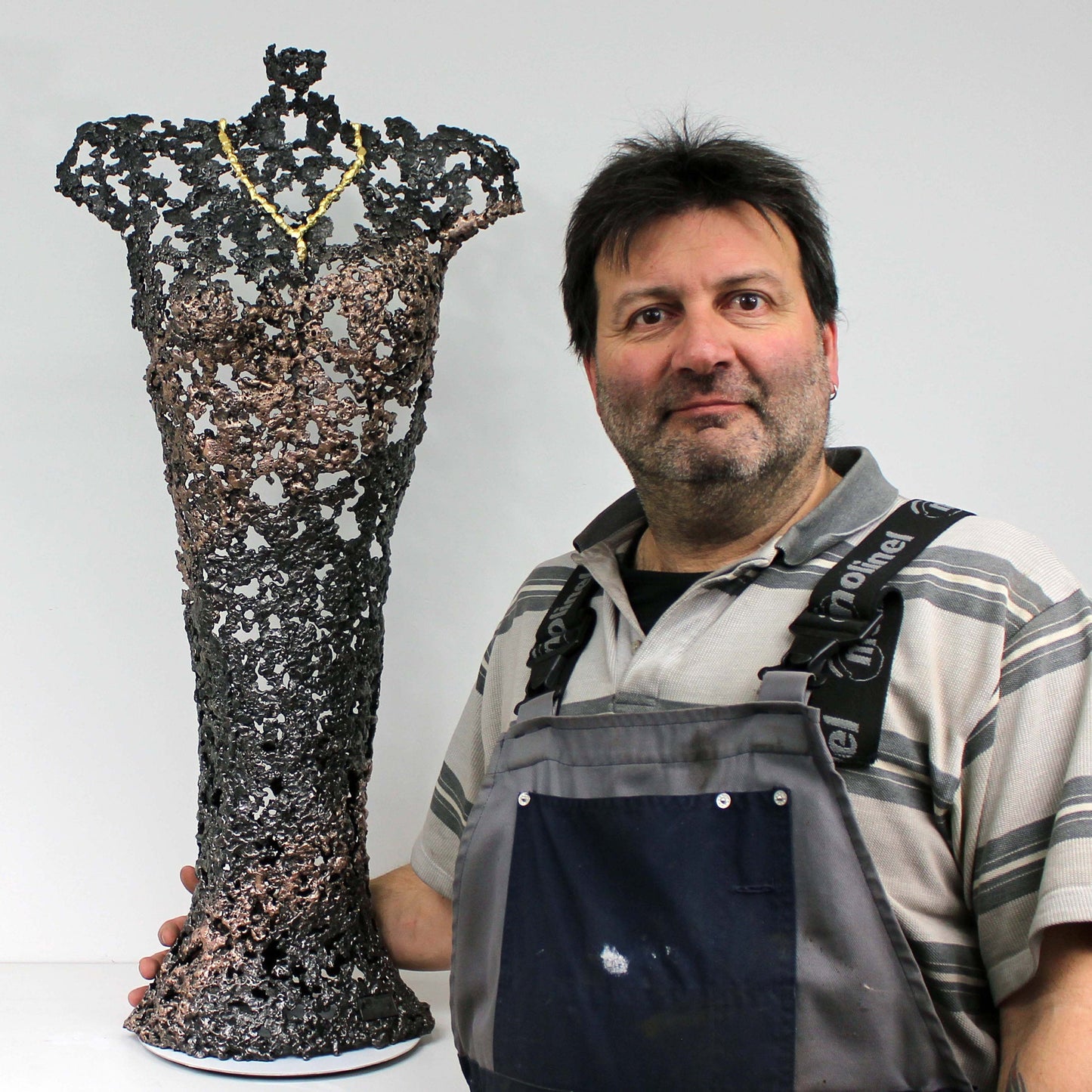 Belisama Hopefully - Sculpture corps femme dentelle Acier bronze et collier feuilles or - Buil