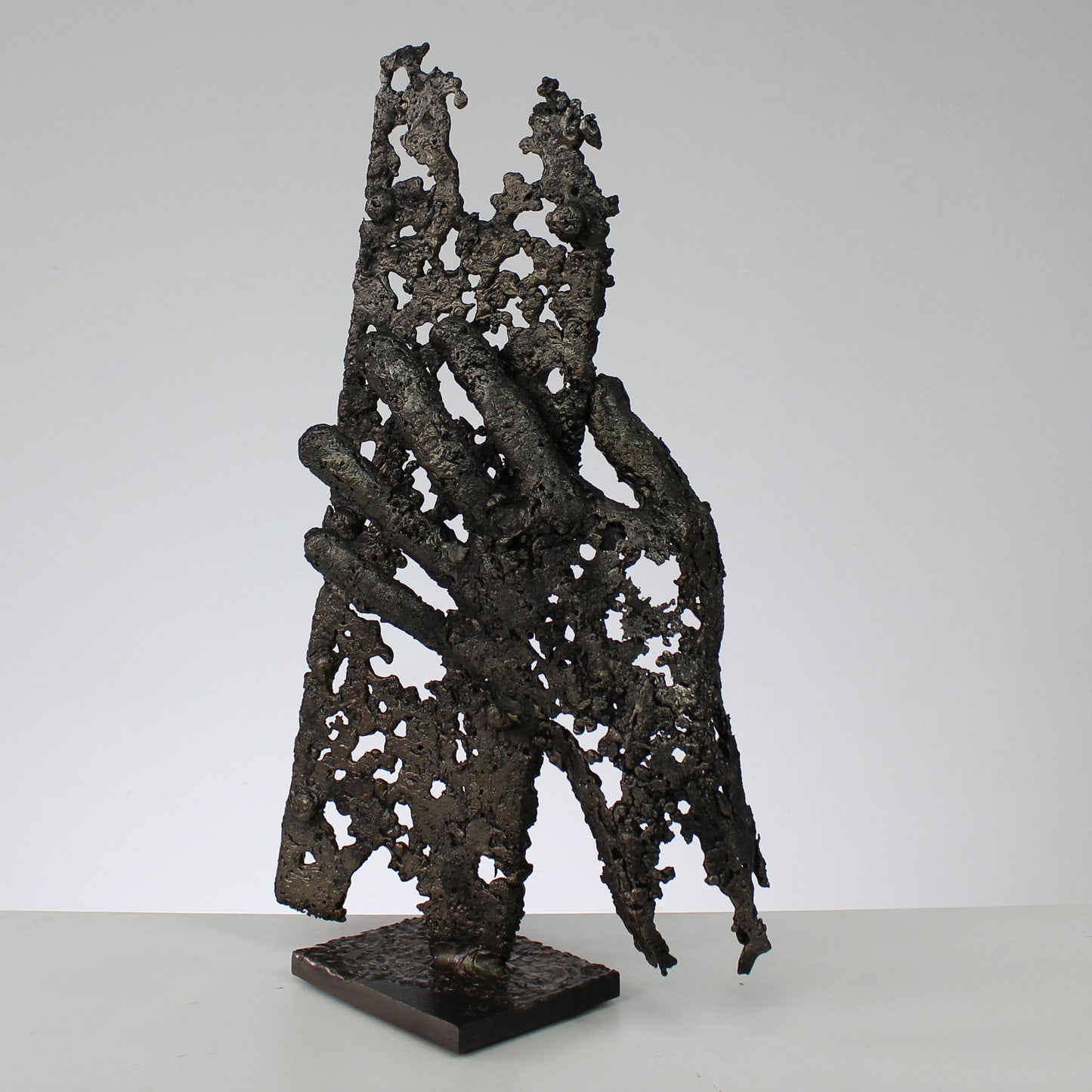 Urban art hand - Sculpture main sur poutre en dentelle d'acier - Buil