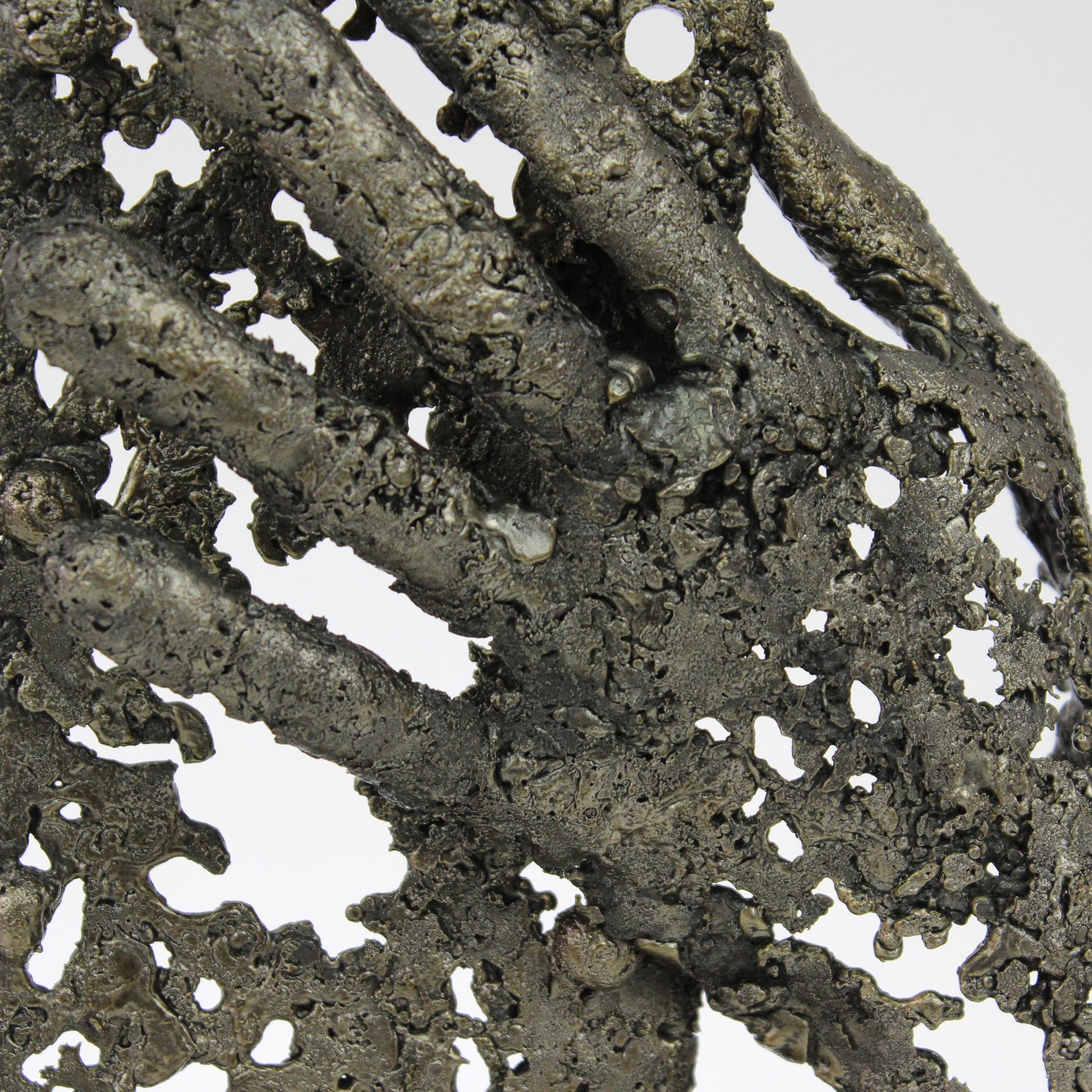 Urban art hand - Sculpture main sur poutre en dentelle d'acier - Buil